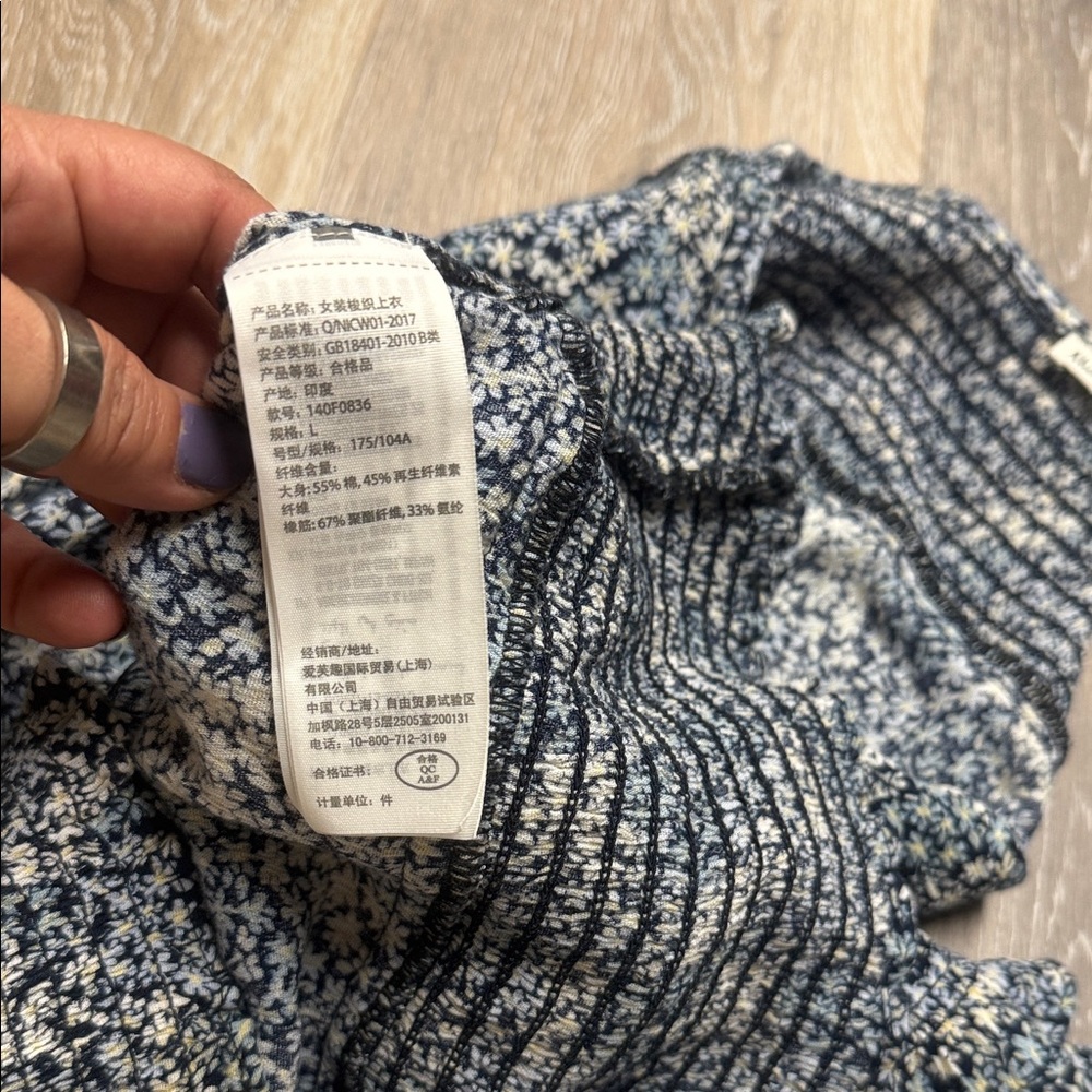 Abercrombie & Fitch Navy and White Floral Blouse size large - Picture 6 of 8